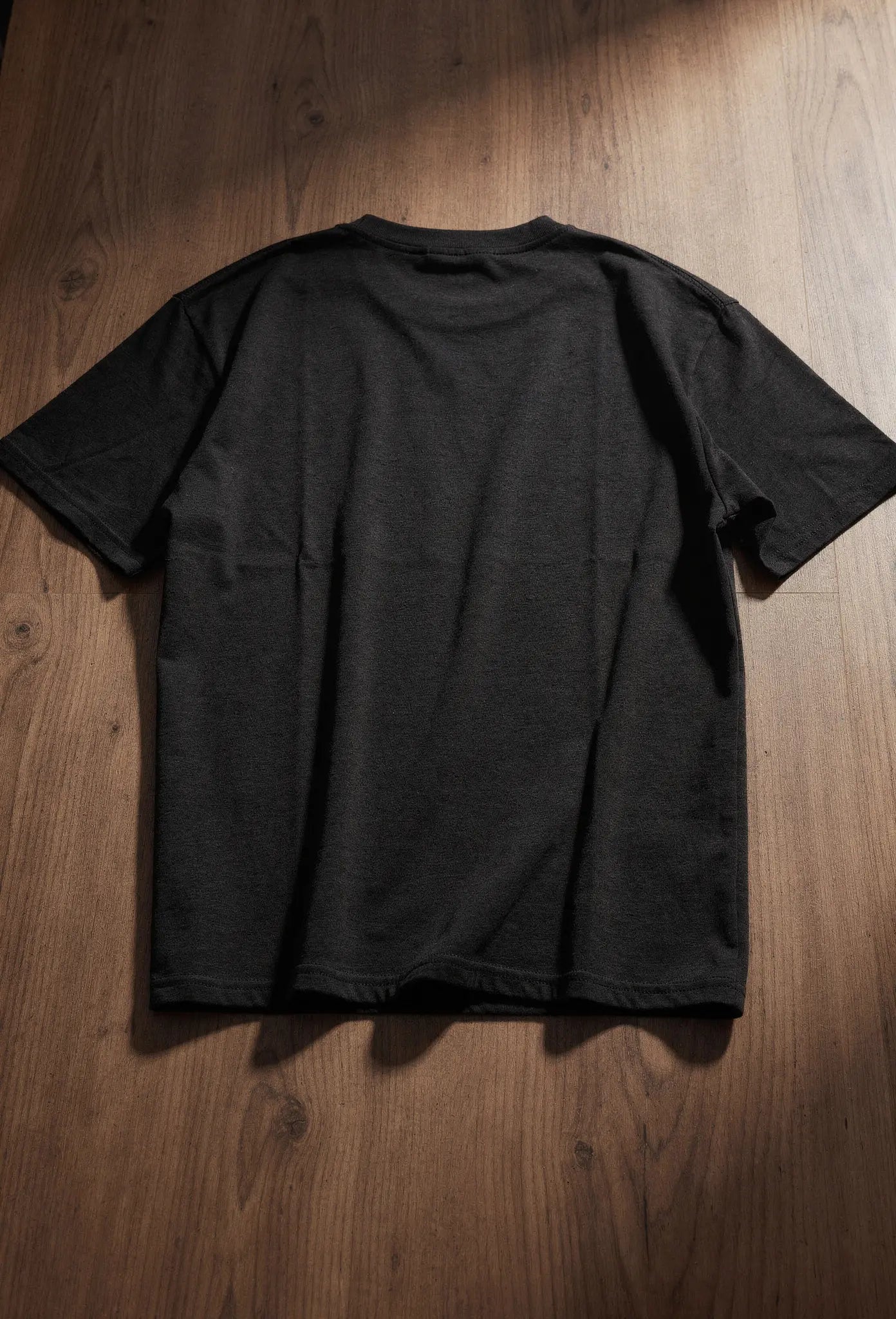 Love like Jesus Shirt Schwarz – Rückenansicht – Christliches Premium Shirt 240 GSM