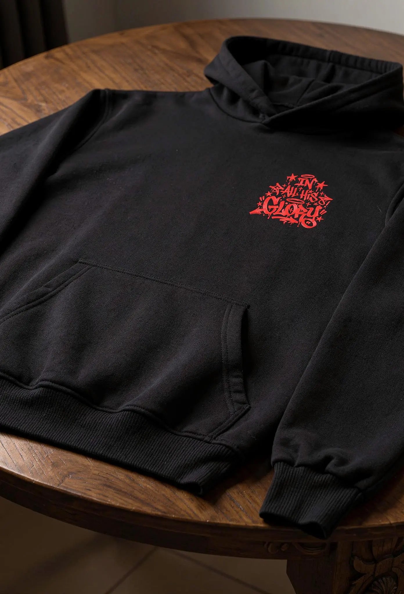 King of Kings Hoodie Schwarz – Christliches Design auf der Brust – Faith-Based Streetwear