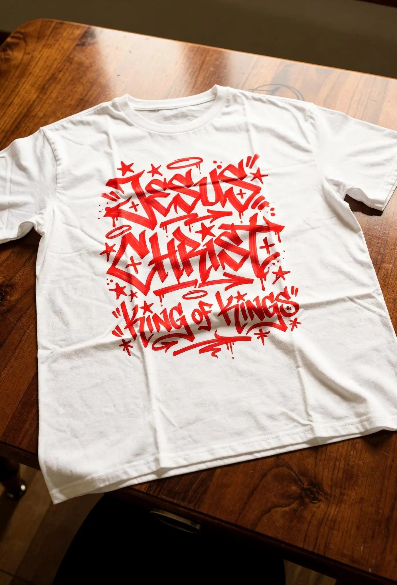 King of Kings Shirt Weiß – Vorderansicht – Christliches Oversized Shirt von FirstChojce