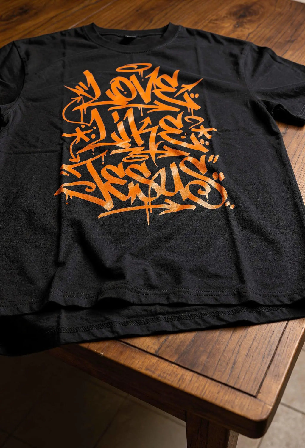 Love like Jesus Shirt Schwarz – Vorderansicht – Christliches Oversized Shirt von FirstChojce