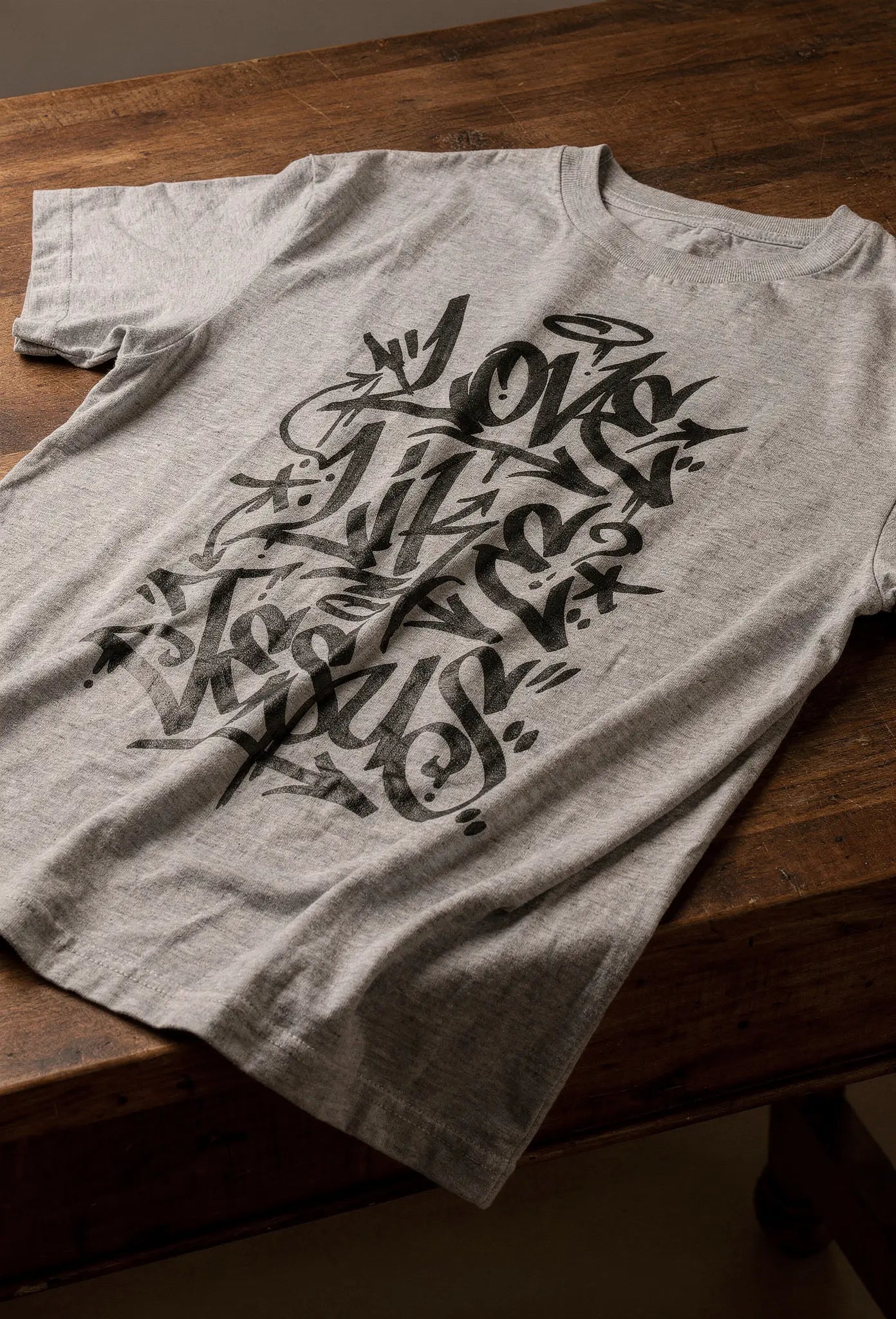 Love like Jesus Shirt Grau – Vorderansicht – Christliches Oversized Shirt von FirstChojce