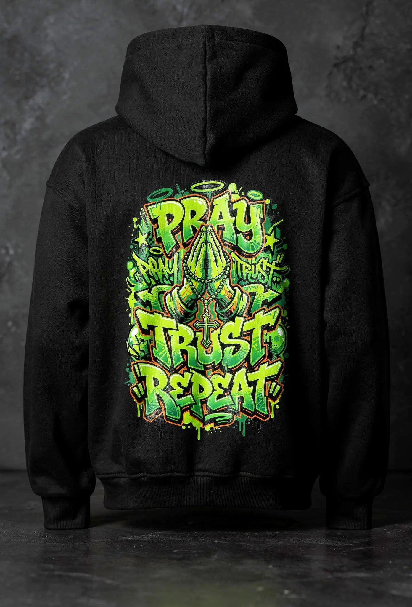Pray Hoodie Schwarz – Rückenansicht – Großes Graffiti Design von FirstChojce