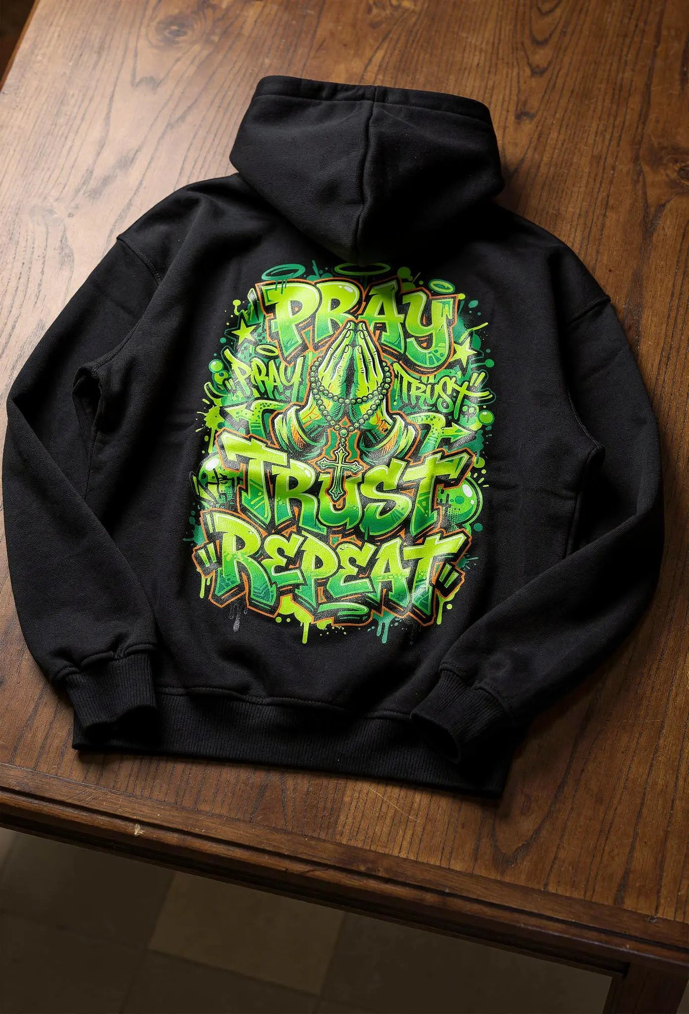 Pray Hoodie Schwarz – Rückenansicht – Christlicher Premium Hoodie 380 GSM