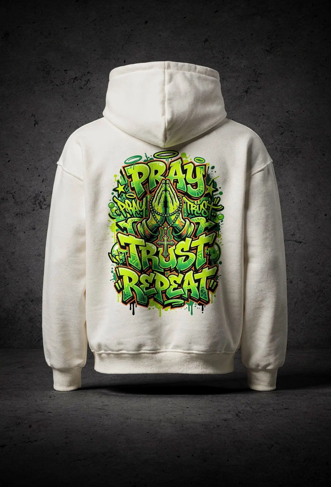 Pray Hoodie Weiß – Rückenansicht – Großes Graffiti Design von FirstChojce