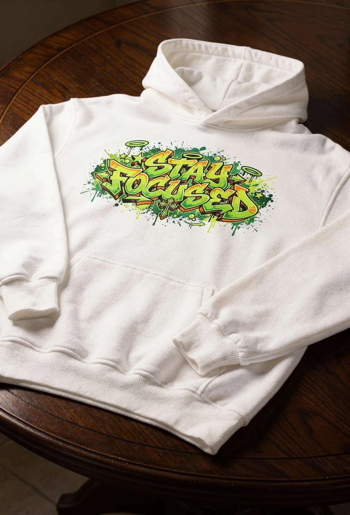 Pray Hoodie Weiß – Christliches Design auf der Brust – Faith-Based Streetwear