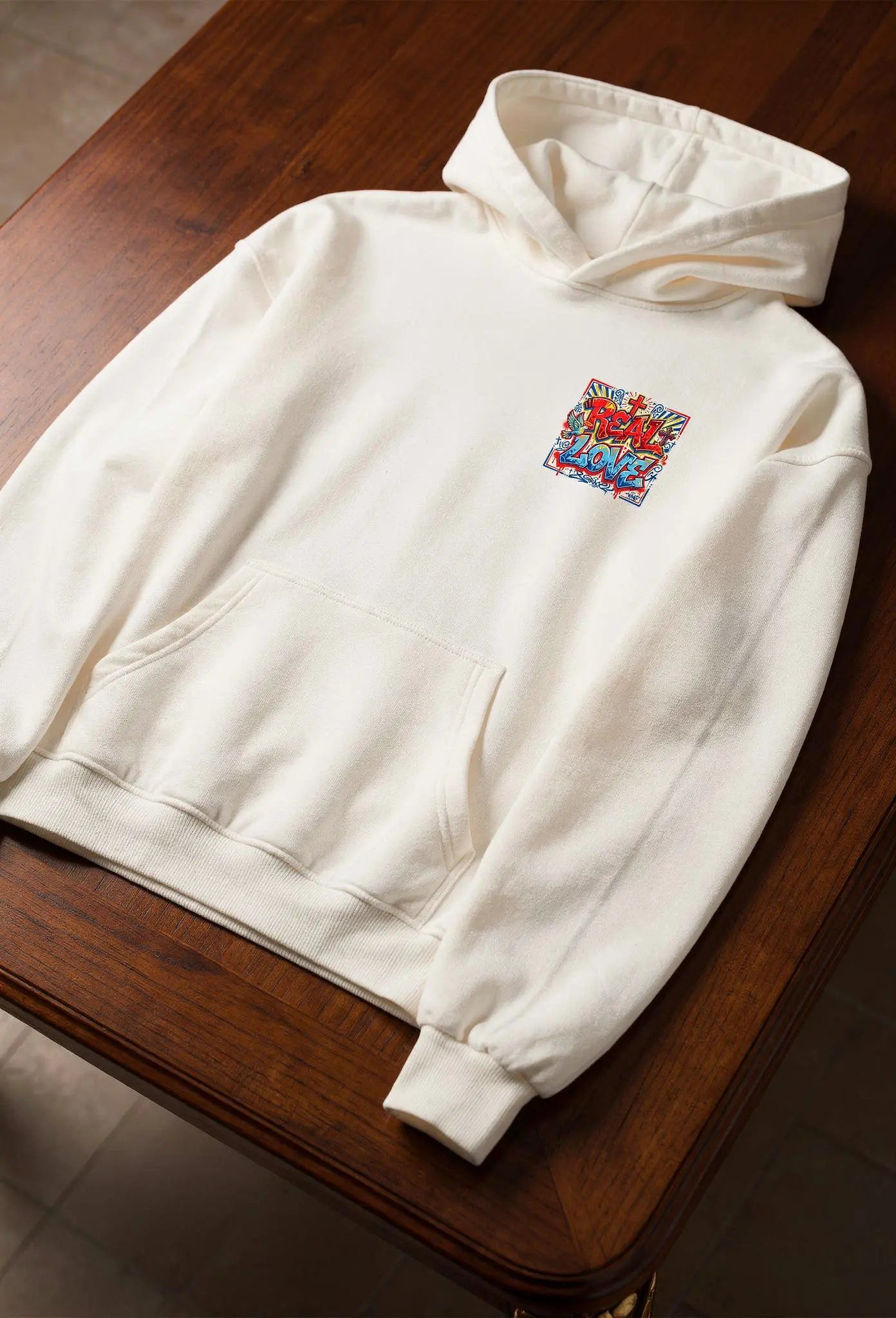 Saved Hoodie Weiß – Christliches Design auf der Brust – Faith-Based Streetwear