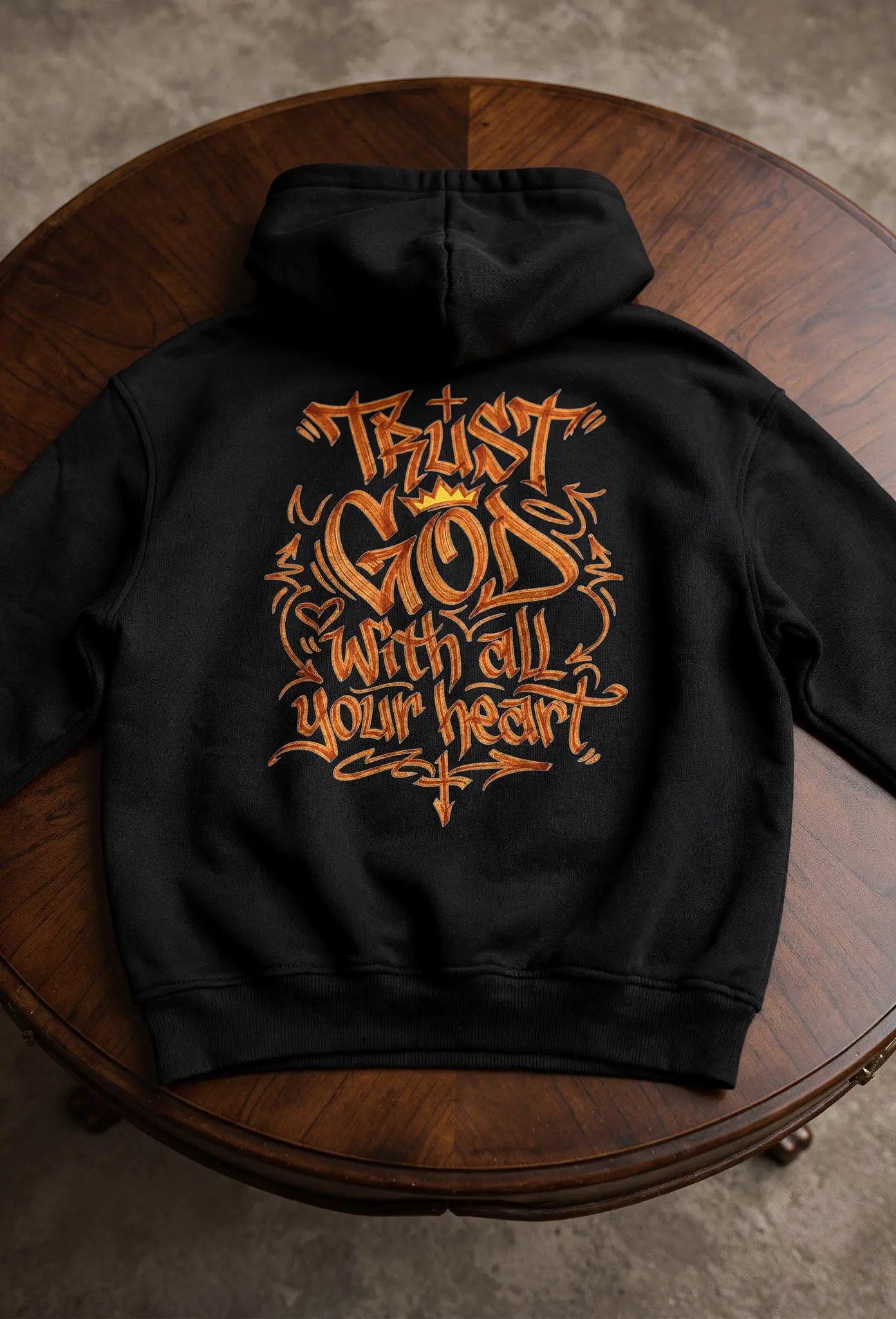 Trust God Hoodie Schwarz – Rückenansicht – Christliches Graffitti Tag Design von FirstChojce