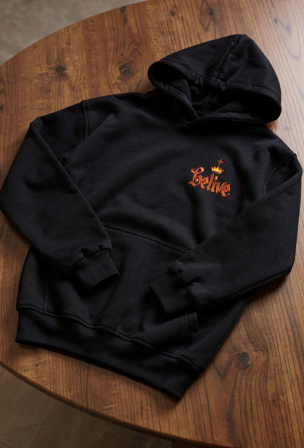 Trust God Hoodie Schwarz – Christliches Design auf der Brust – Faith-Based Streetwear