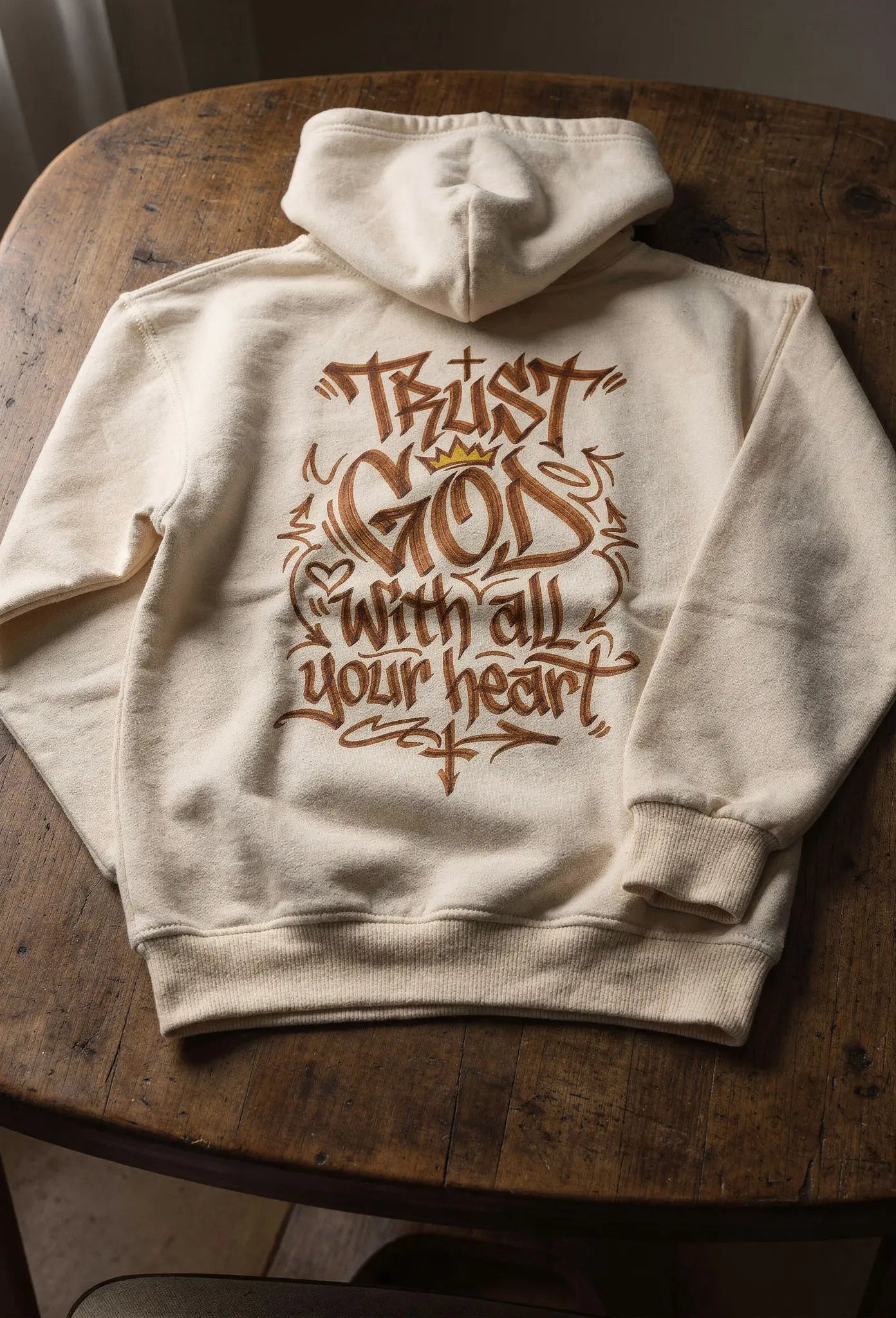 Trust God Hoodie Natural Raw – Rückenansicht – Graffiti Tag Design von FirstChojce