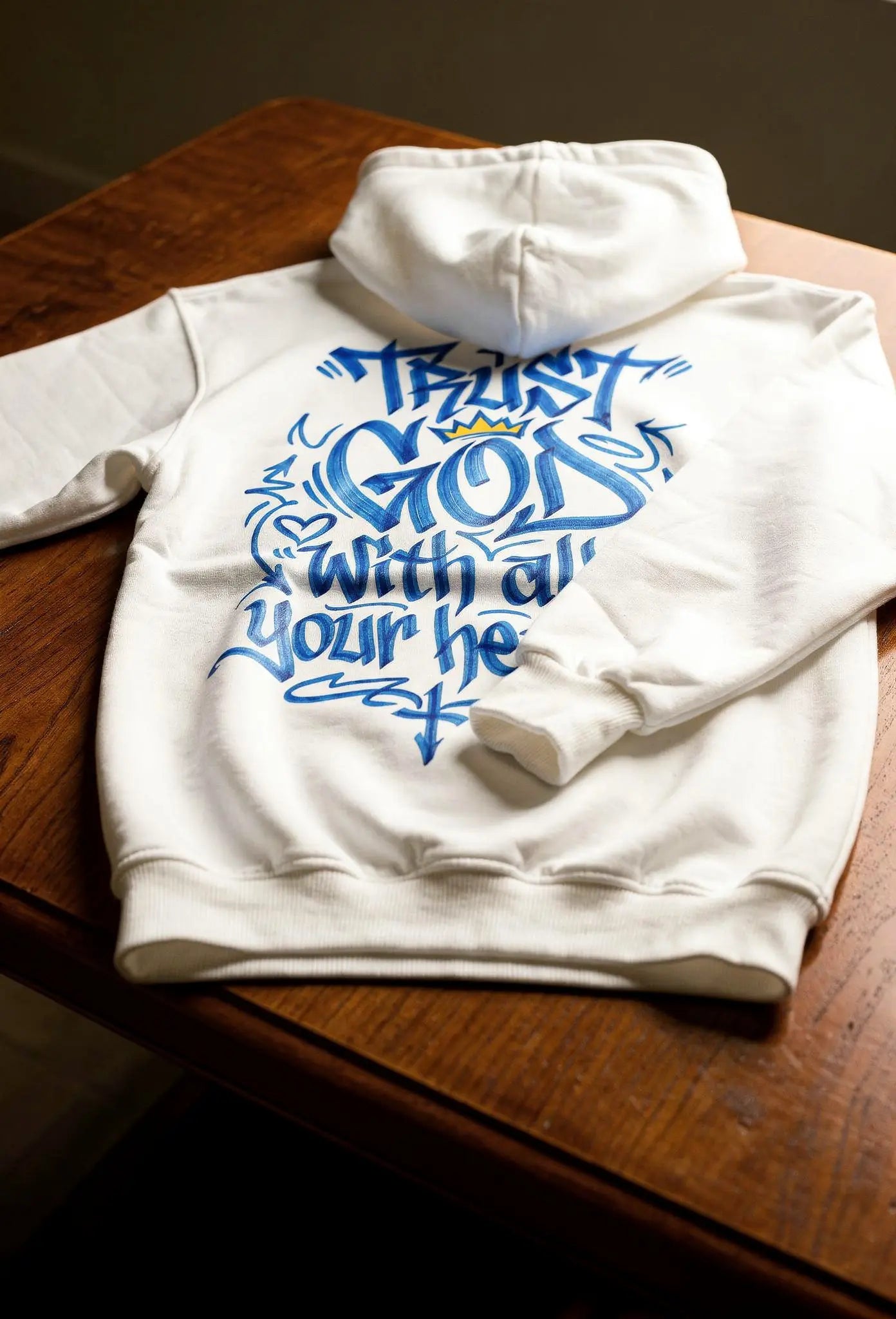 Trust God Hoodie Weiß – Rückenansicht – Blauer Graffiti Tag-Design von FirstChojce