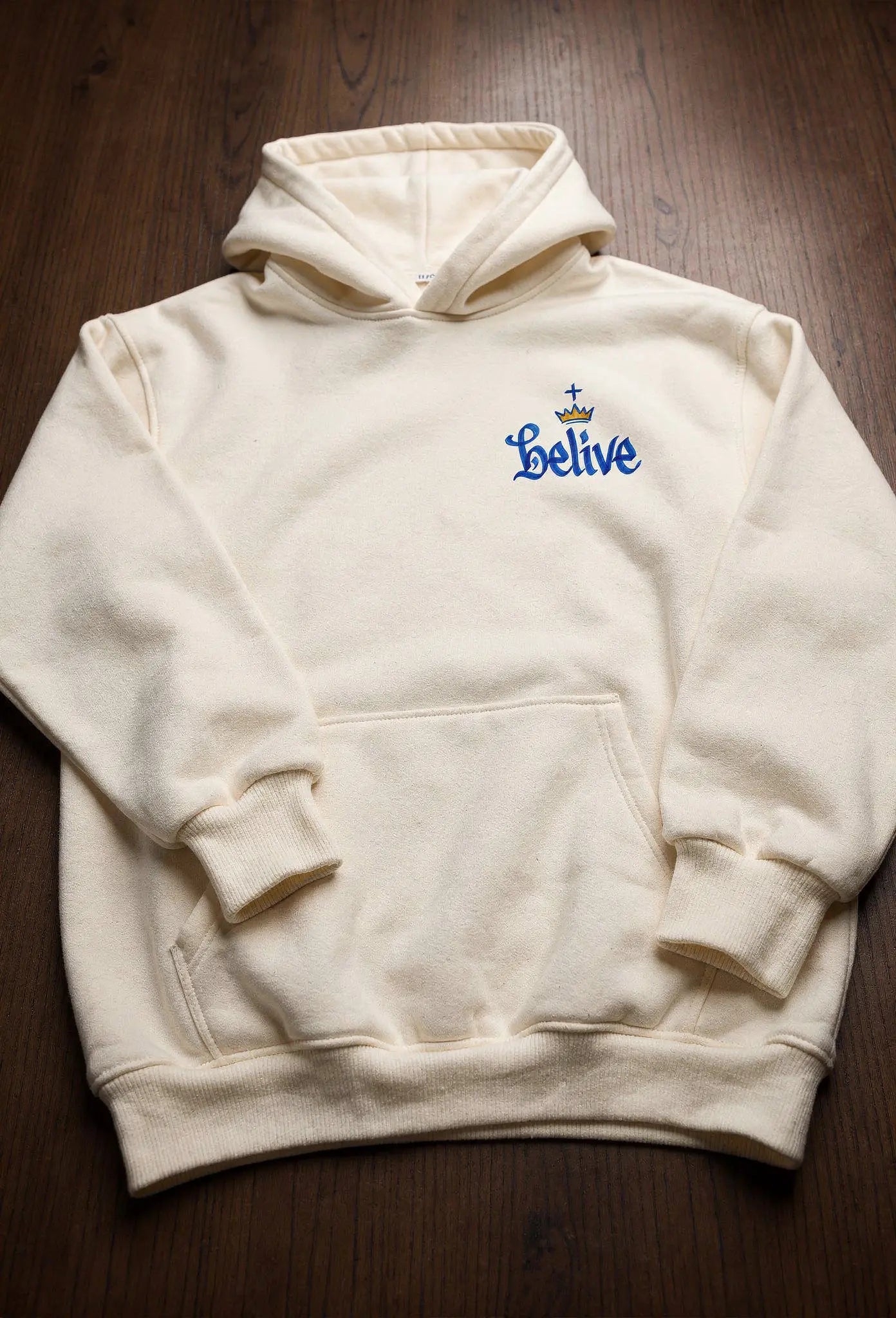 Trust God Hoodie Weiß – Vorderansicht – Blauer Graffiti Tag – Christlicher Premium Hoodie 380 GSM